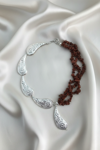 Collar asimétrico de plata 950 con diseño artesanal y textura de piedra | Claudia Bertolero