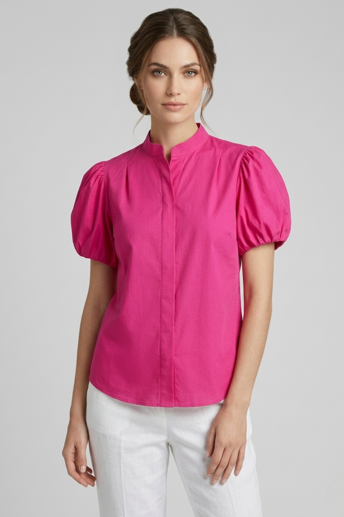 Modelo con blusa Balloon fucsia de algodón con mangas cortas estilo globo y cuello alto con botones invisibles | Claudia Bertolero