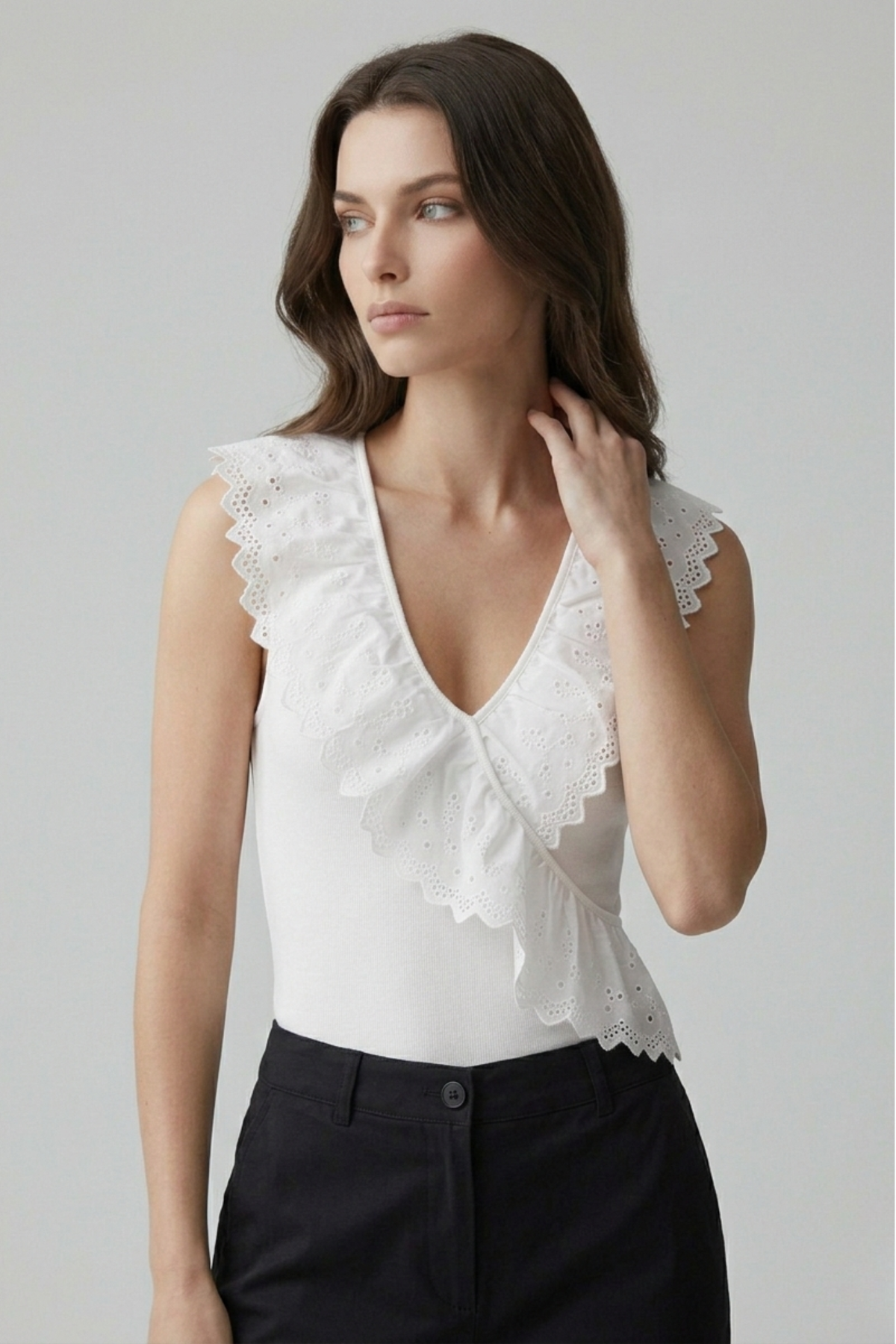 Body Anacapri blanco en algodón con broderí, escote en V y detalle de volante bordado, vista tres cuartos | Claudia Bertolero