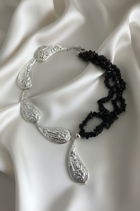 Collar artesanal de plata 950 con contraste entre metal pulido y piedra orgánica | Claudia Bertolero