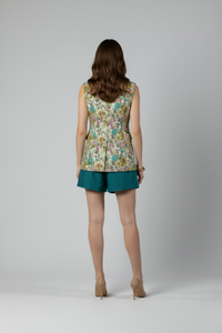 Vista posterior de la Chaqueta Del Rosario en brocado floral multicolor, diseño entallado sin mangas con estructura que estiliza la silueta | Claudia Bertolero