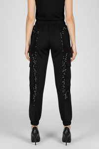 Pantalón Militar negro estilo jogger en lino y tul con lentejuelas, cintura elástica y bolsillos laterales de seda, vista posterior | Claudia Bertolero