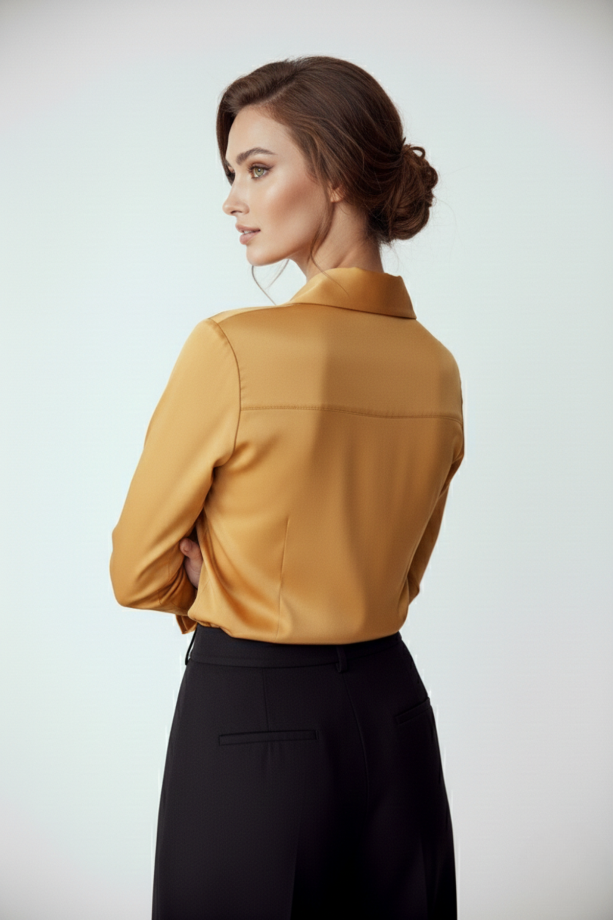 Vista posterior de blusa Resplandor de seda dorada con caída fluida | Claudia Bertolero