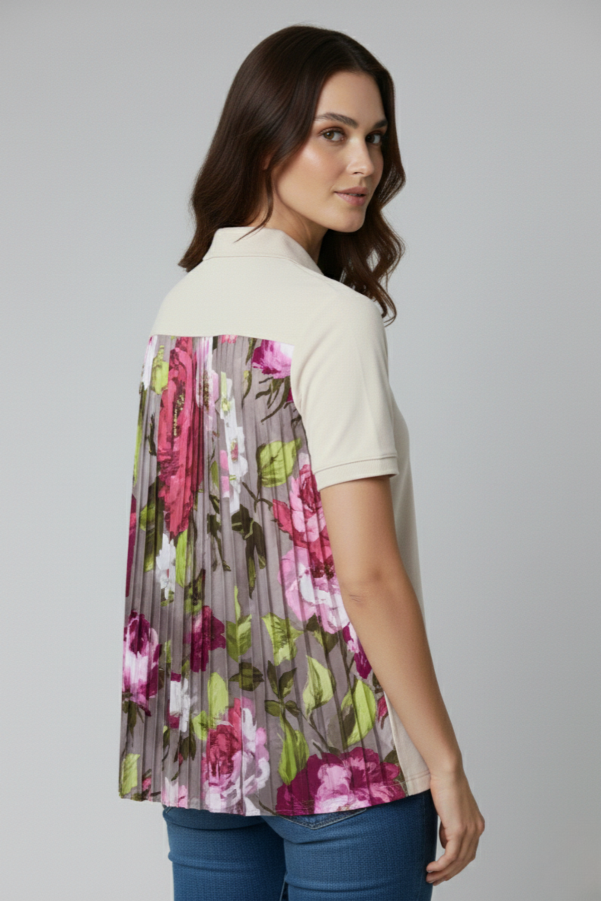 Polo Ñaña crema con espalda plisada en seda estampada floral | Claudia Bertolero
