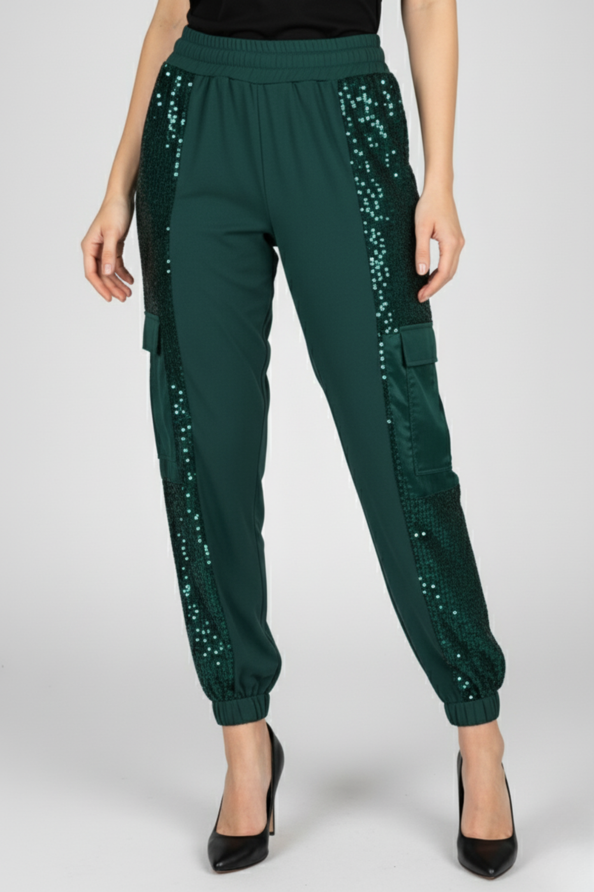 Pantalón Militar verde estilo jogger en lino con paneles de tul bordados con lentejuelas, cintura elástica y bolsillos cargo laterales, vista frontal | Claudia Bertolero