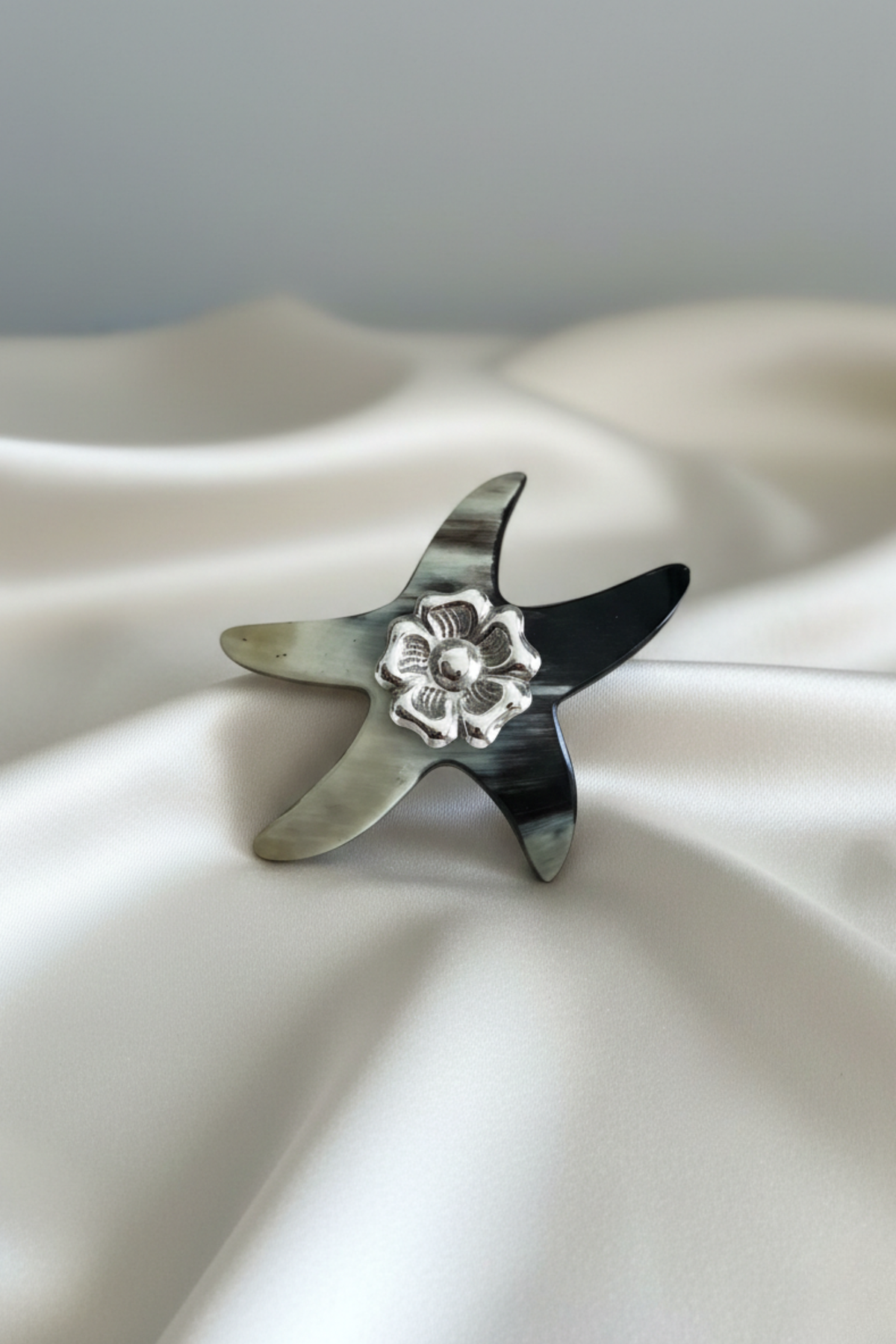 Accesorio de cabello con base de nácar y detalle floral en plata 950 elegante | Claudia Bertolero