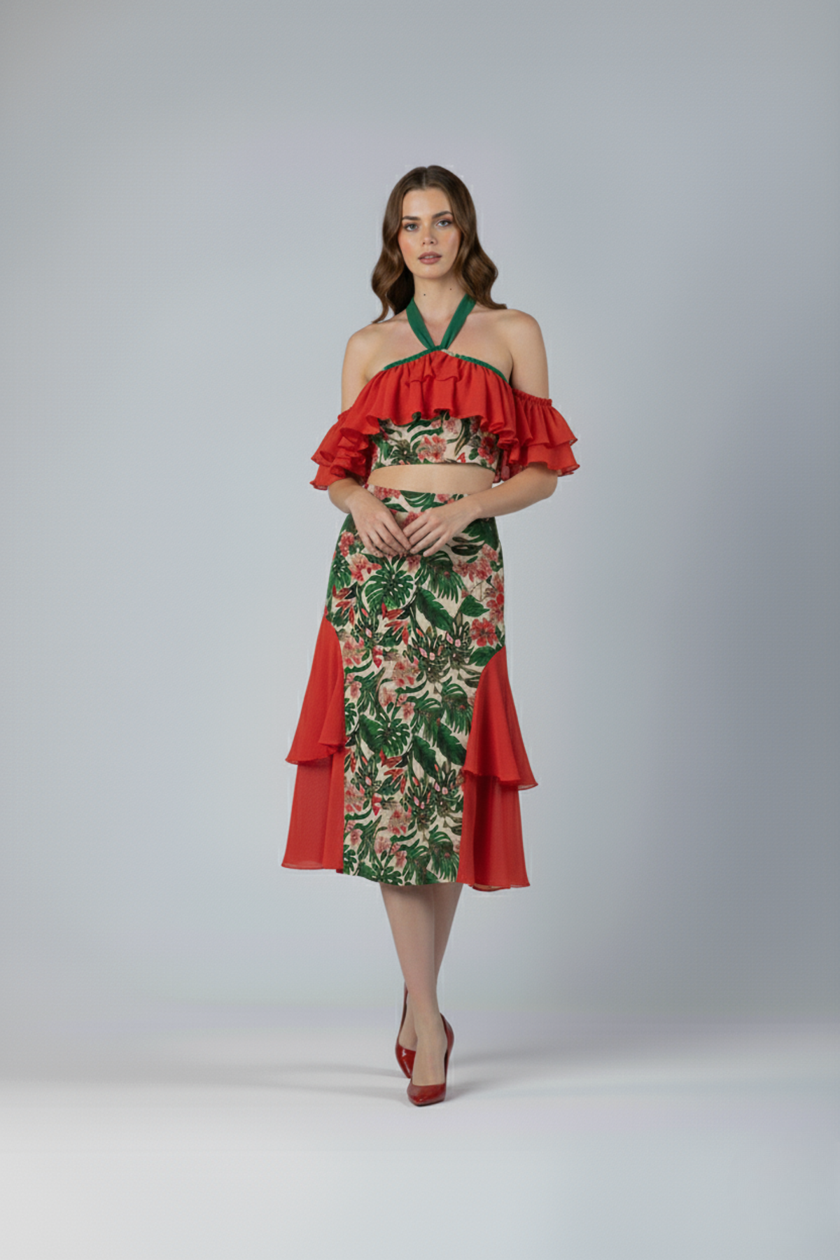 Falda Catalina midi en drill estampado floral sin stretch con bobos de gasa roja en los laterales, silueta recta y estructurada que aporta elegancia y movimiento | Claudia Bertolero