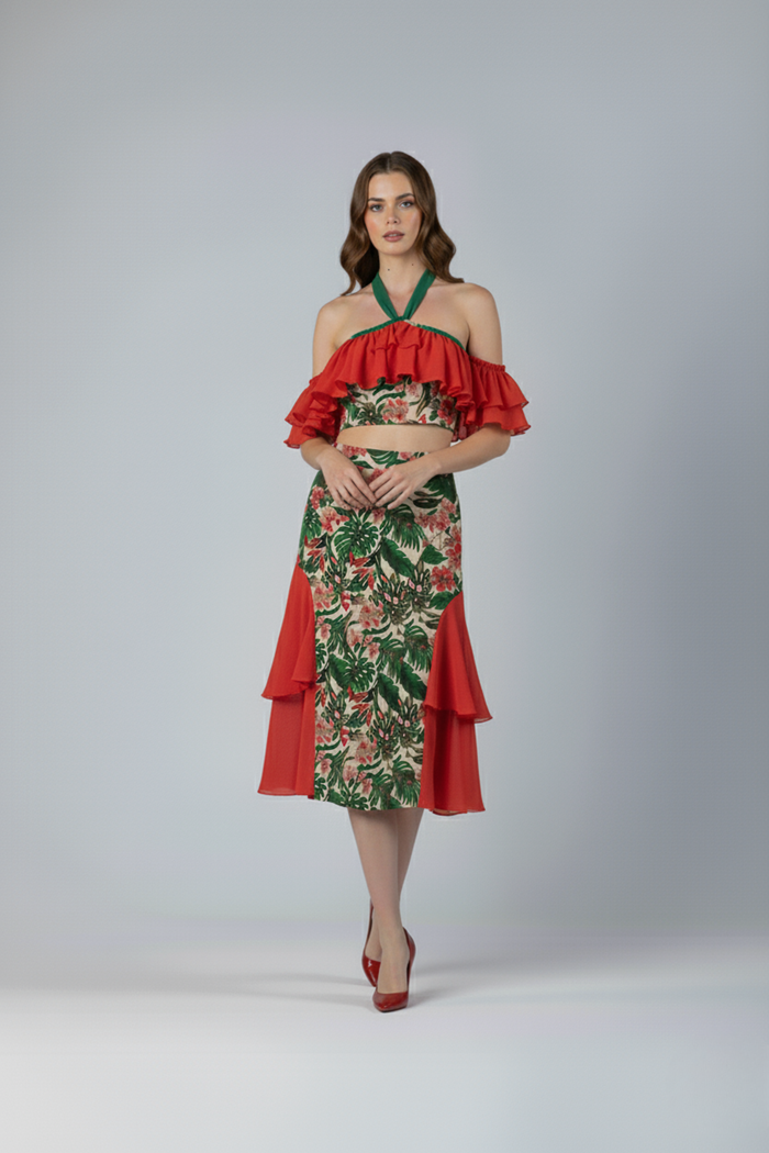 Falda Catalina midi en drill estampado floral sin stretch con bobos de gasa roja en los laterales, silueta recta y estructurada que aporta elegancia y movimiento | Claudia Bertolero