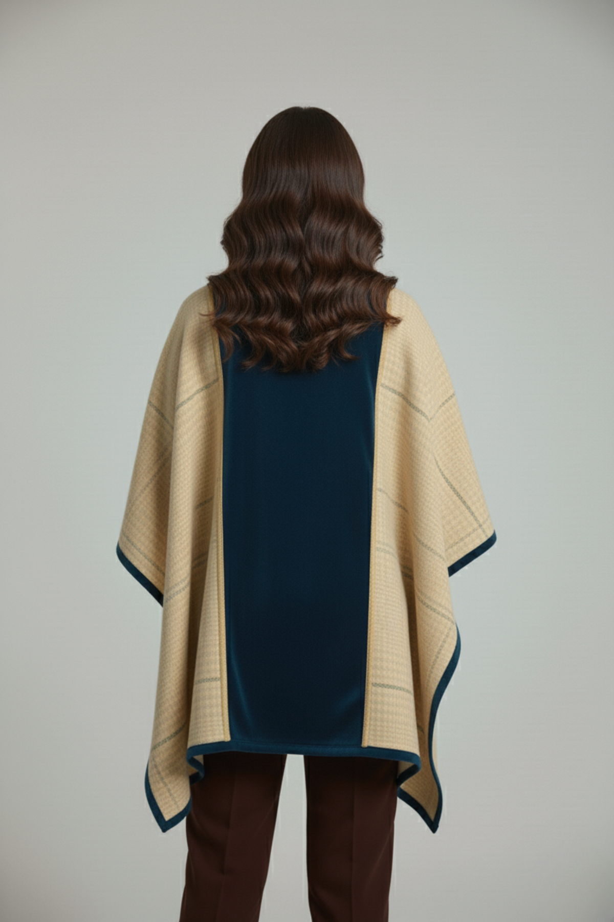 Capa de lujo hecha en Perú con baby alpaca y detalles artesanales en azul cobalto | Claudia Bertolero