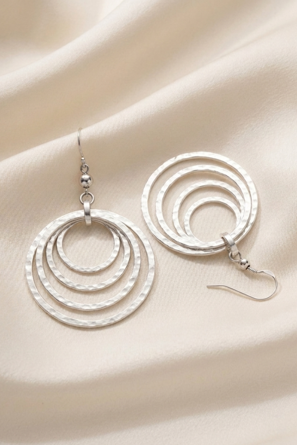 Aretes de plata 950 con múltiples aros circulares y acabado texturizado elegante | Claudia Bertolero