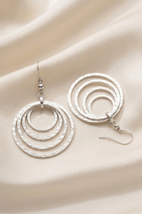 Aretes de plata 950 con múltiples aros circulares y acabado texturizado elegante | Claudia Bertolero
