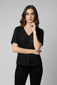 Blusa Caballero negra con escote en V, botones delanteros y diseño estructurado. Las tiras de cuero ecológico decorativas realzan el frente con un acabado sofisticado | Claudia Bertolero