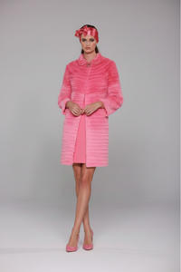 Saco Fru Fru rosa de tul texturizado con mangas 3/4 y broche floral en el cuello | Claudia Bertolero