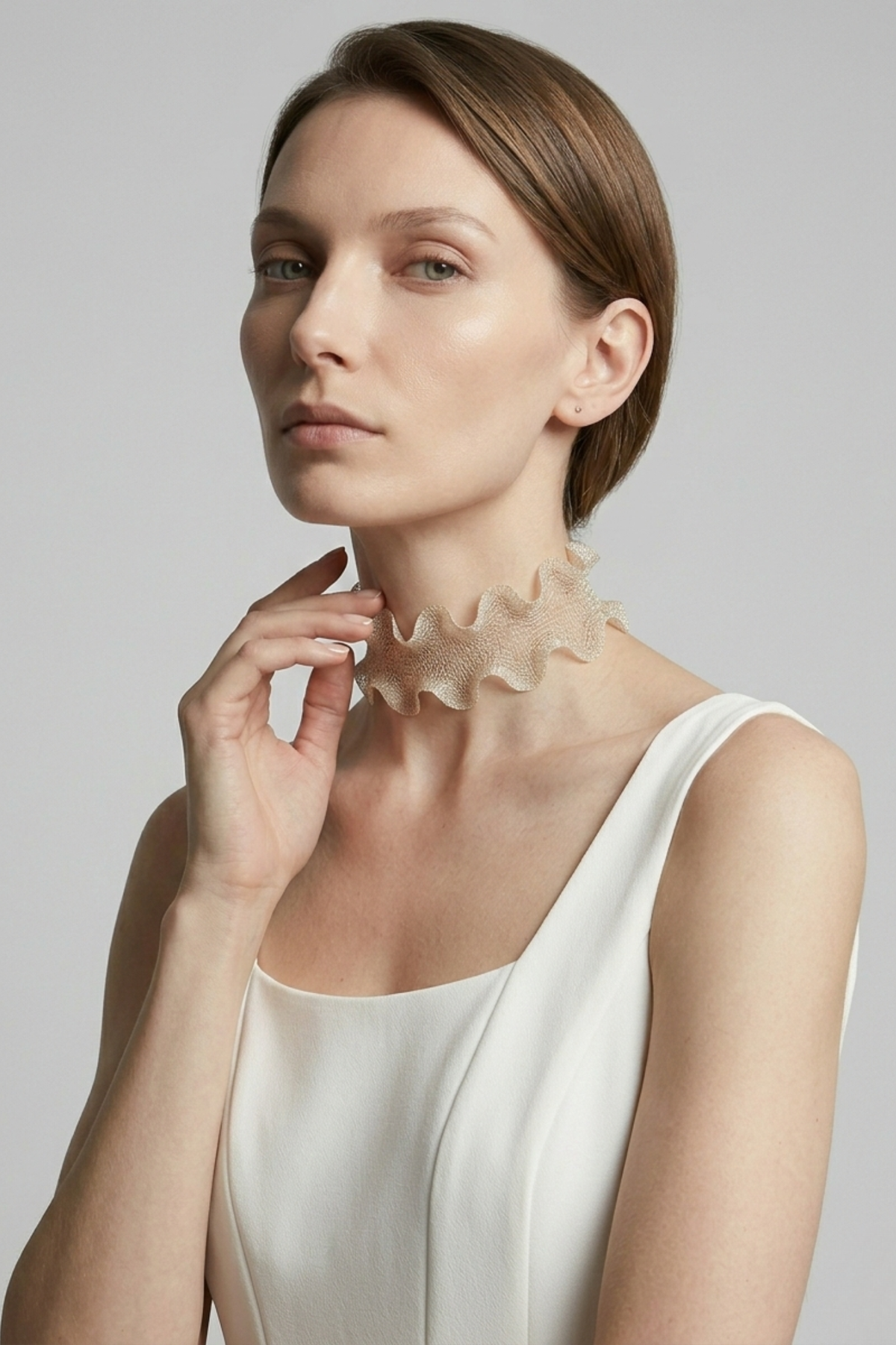 Accesorio flexible tipo choker con diseño escultural contemporáneo | Claudia Bertolero