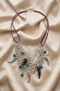 Collar toro de plata 950 con cuernos de plata, cacho de toro y piedras verdes | Claudia Bertolero
