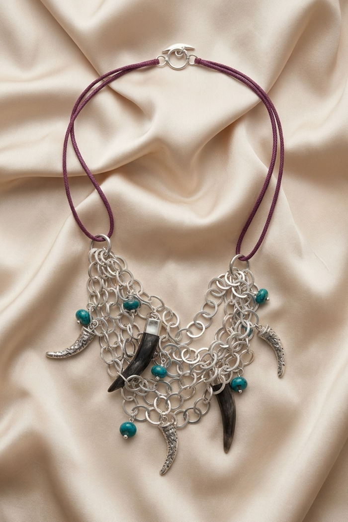 Collar toro de plata 950 con cuernos de plata, cacho de toro y piedras verdes | Claudia Bertolero