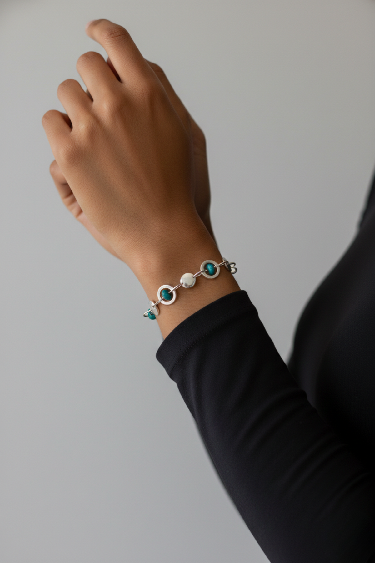 Brazalete amazona de plata 950 con piedras verdes naturales y detalles colgantes artesanales | Claudia Bertolero