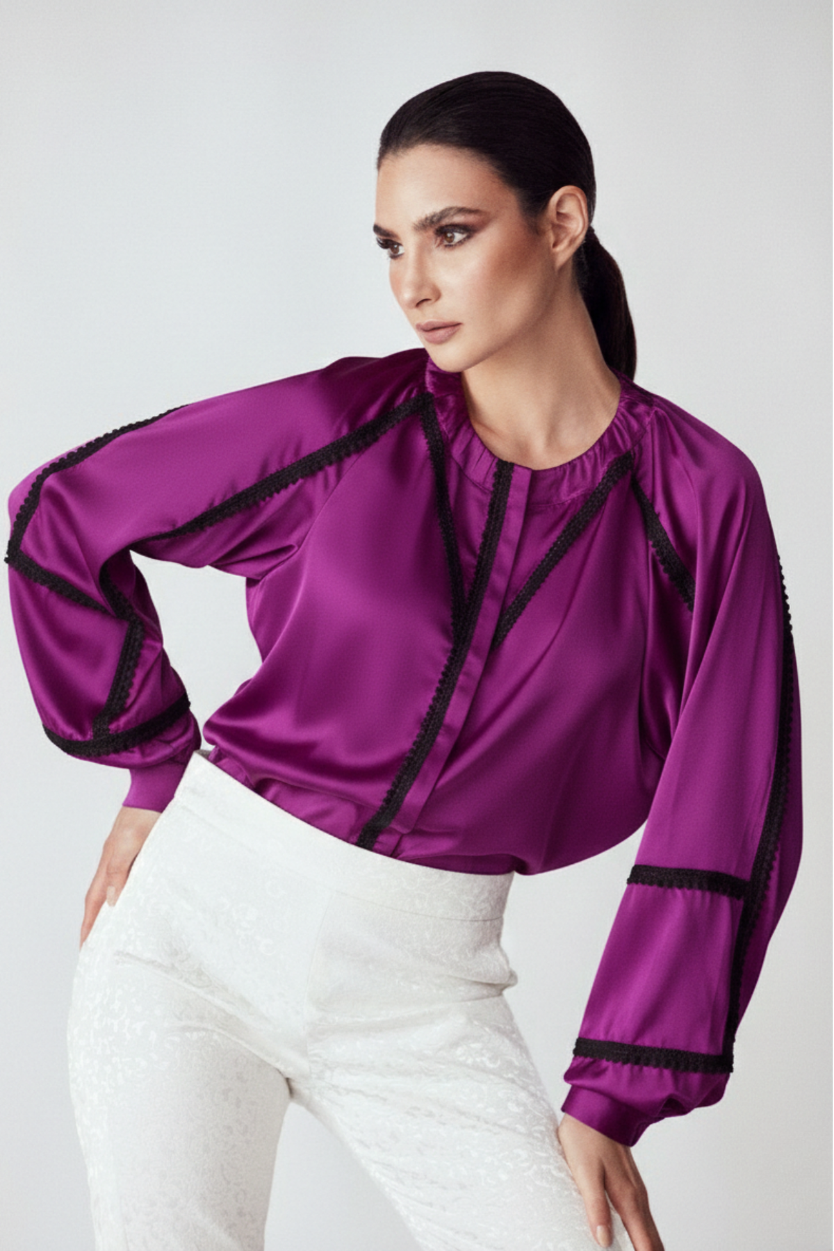Blusa elegante morada de seda con diseño sofisticado y detalles en blonda | Claudia Bertolero