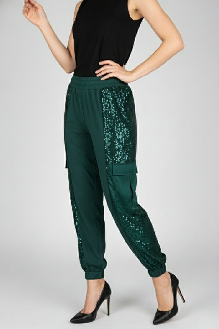 Pantalón Militar verde con paneles laterales de tul con lentejuelas y bolsillos cargo de seda, silueta jogger moderna, vista tres cuartos | Claudia Bertolero