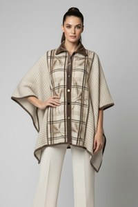 Capa Kenya de baby alpaca con textura wafle y cuello de terciopelo marrón | Claudia Bertolero