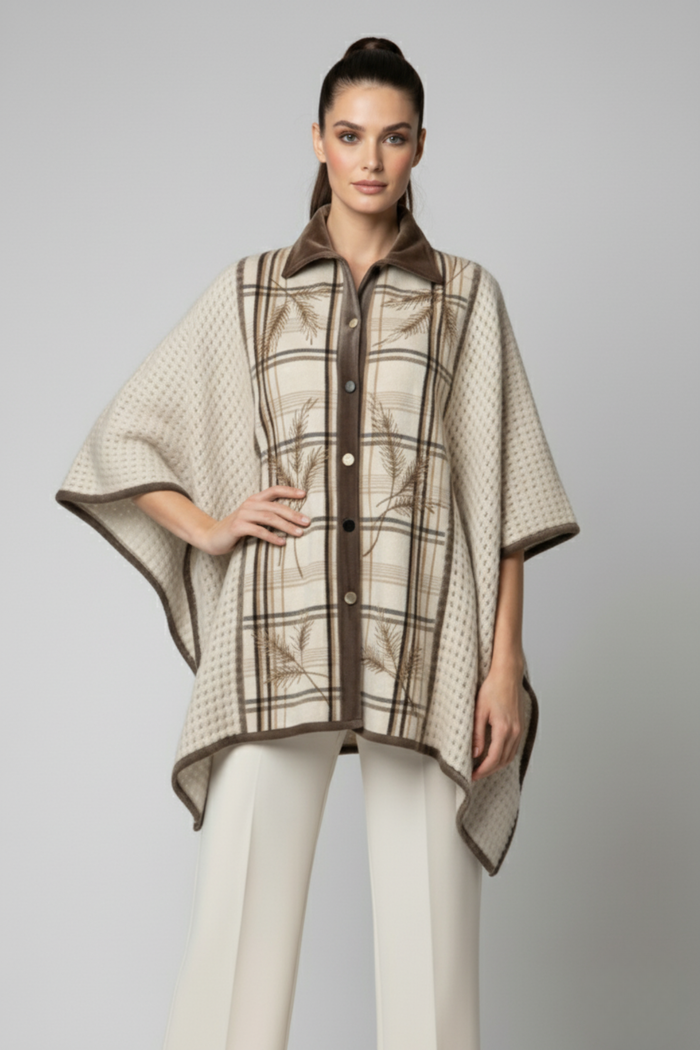 Capa Kenya de baby alpaca con textura wafle y cuello de terciopelo marrón | Claudia Bertolero