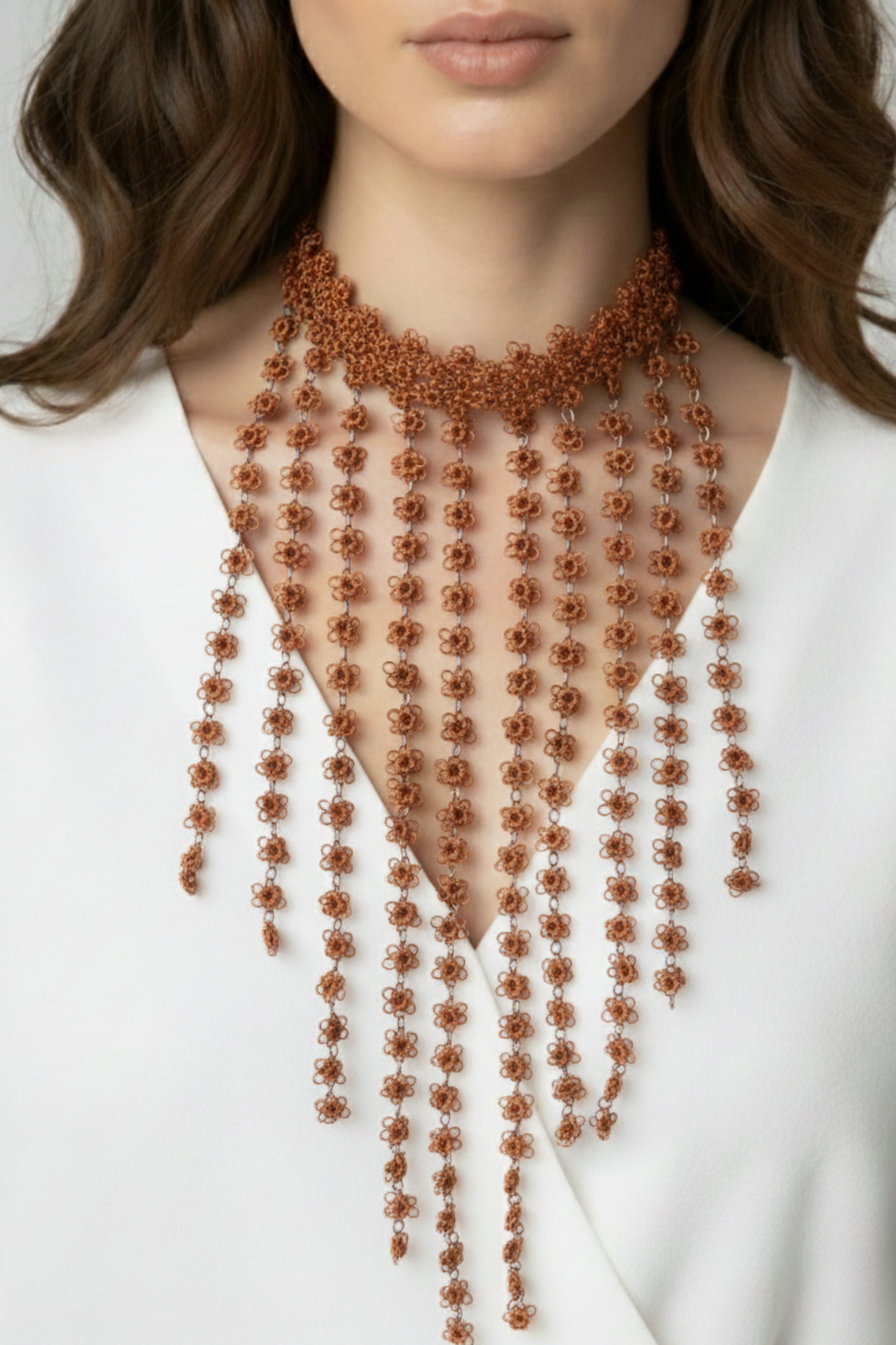 Collar Mi Encanto con flores tejidas en hilo de cobre y uniones en plata 950 con caída decorativa sobre el escote | Claudia Bertolero