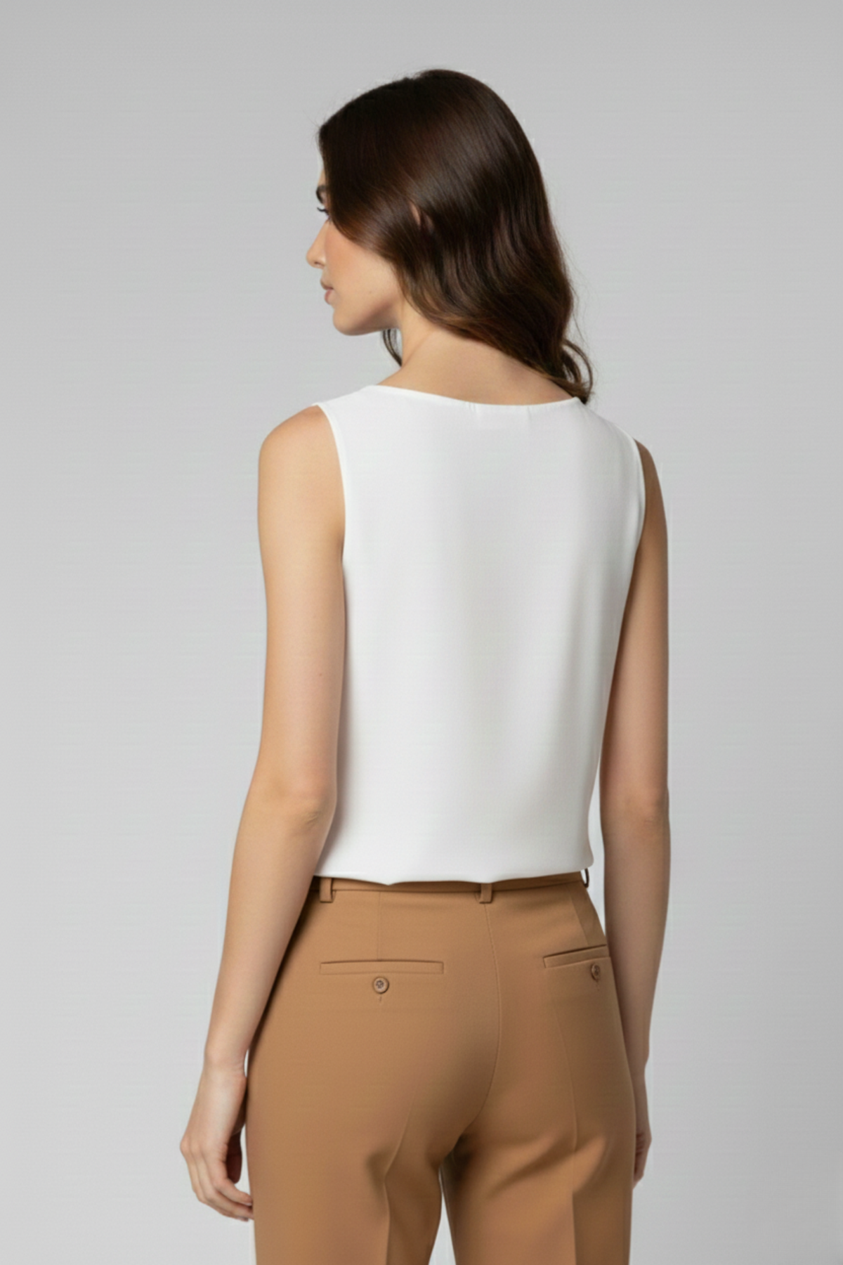 Blusa Roxana blanca en viscosa ligera con diseño sin mangas y silueta fluida, vista posterior | Claudia Bertolero