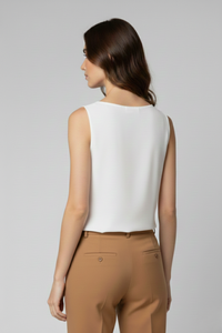 Blusa Roxana blanca en viscosa ligera con diseño sin mangas y silueta fluida, vista posterior | Claudia Bertolero