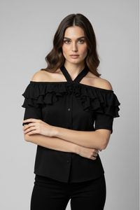 Blusa Catalina negra confeccionada en seda con diseño off shoulder y cuello halter. Destaca por sus capas de bobos que aportan volumen y una silueta elegante y sofisticada | Claudia Bertolero
