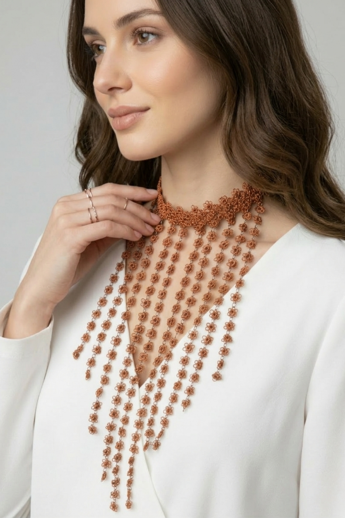 Collar Mi Encanto con flores tejidas en hilo de cobre y uniones en plata 950 con caída decorativa sobre el escote | Claudia Bertolero