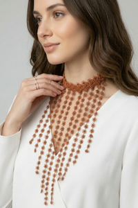 Collar Mi Encanto con flores tejidas en hilo de cobre y uniones en plata 950 con caída decorativa sobre el escote | Claudia Bertolero