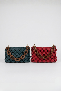 Cartera Curly verde y roja con cadena de resina efecto carey y bandolera de cuero desmontable | Claudia Bertolero
