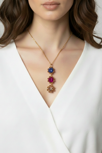 Collar Monnaluna de filigrana italiana con cristales Swarovski colocado en el escote de una modelo | Claudia Bertolero