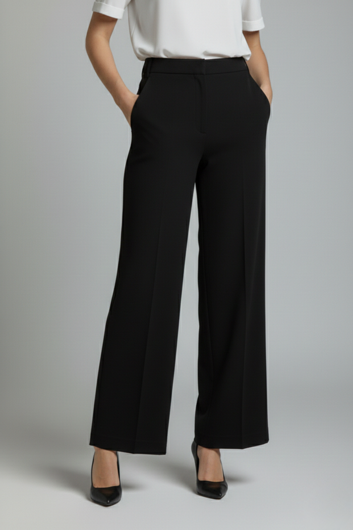 Pantalón Tuxedo negro en tela milán con corte recto, pretina de terciopelo y bolsillos laterales, vista frontal | Claudia Bertolero