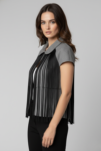 Bolero Batsheva gris con flecos negros satinados en el frente, presentado en una pose frontal que resalta el movimiento y la textura de los flecos | Claudia Bertolero