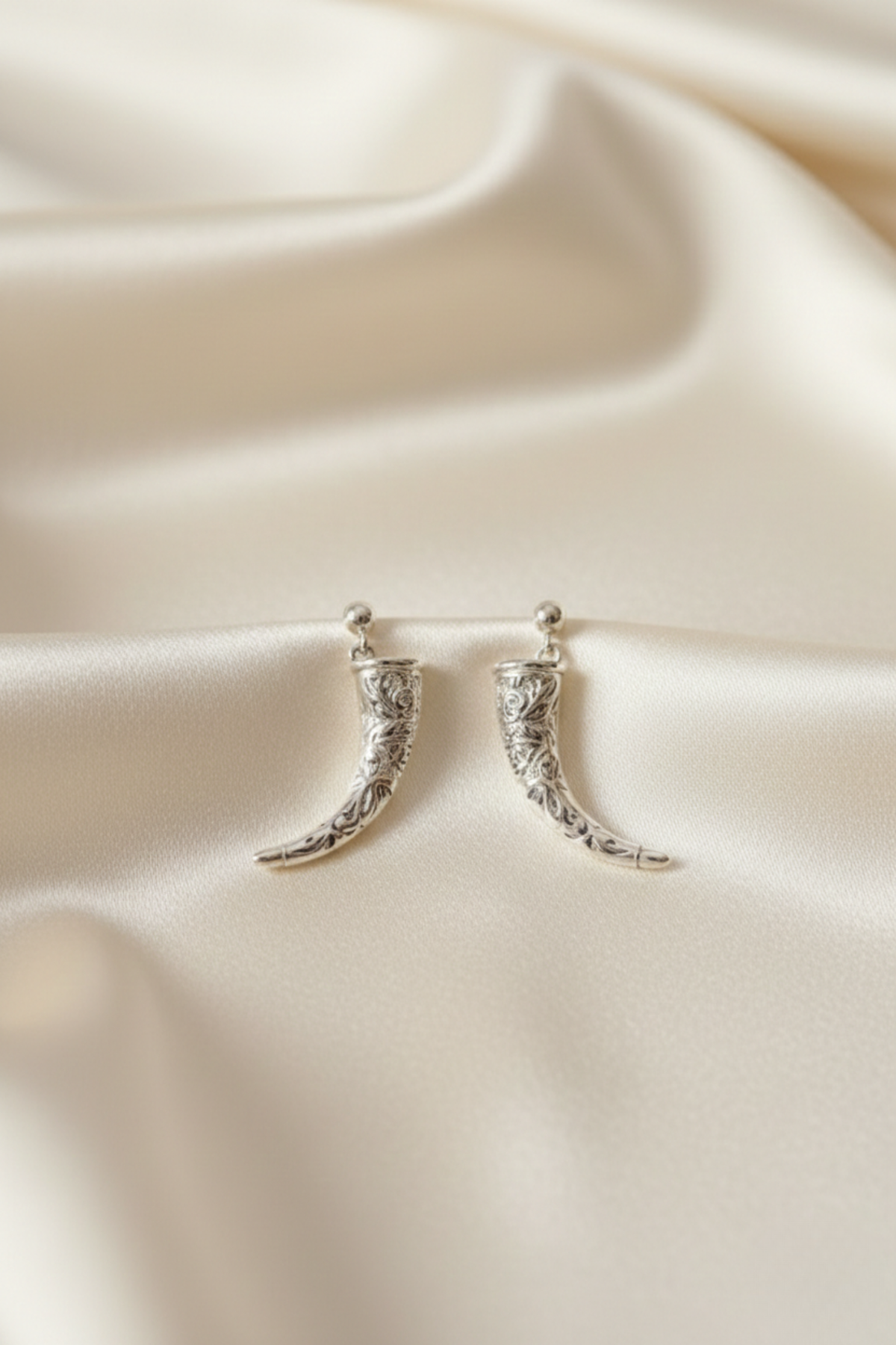 Pendientes de plata 950 en forma de cuerno con estilo elegante y moderno | Claudia Bertolero