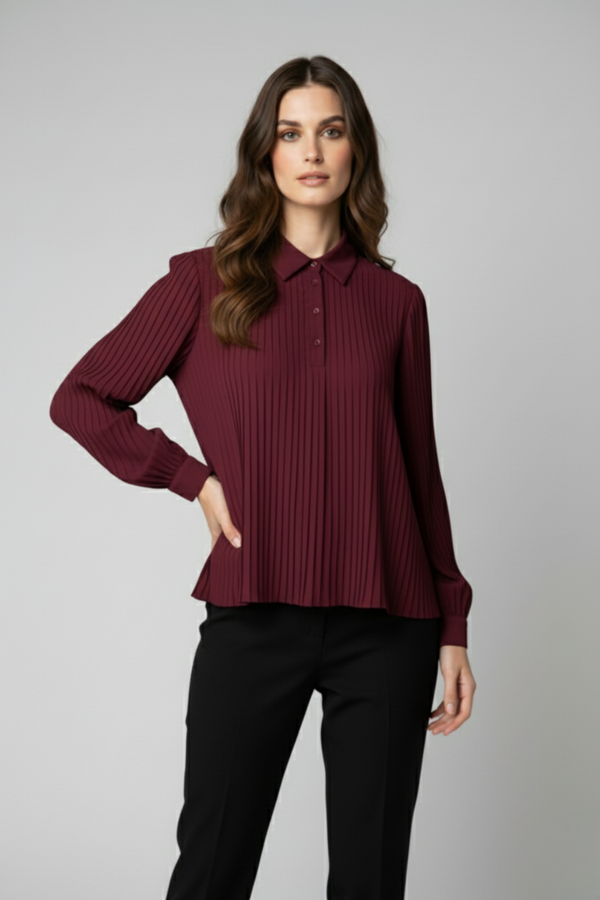 Vista frontal de blusa borgoña plisada con botones y silueta amplia | Claudia Bertolero