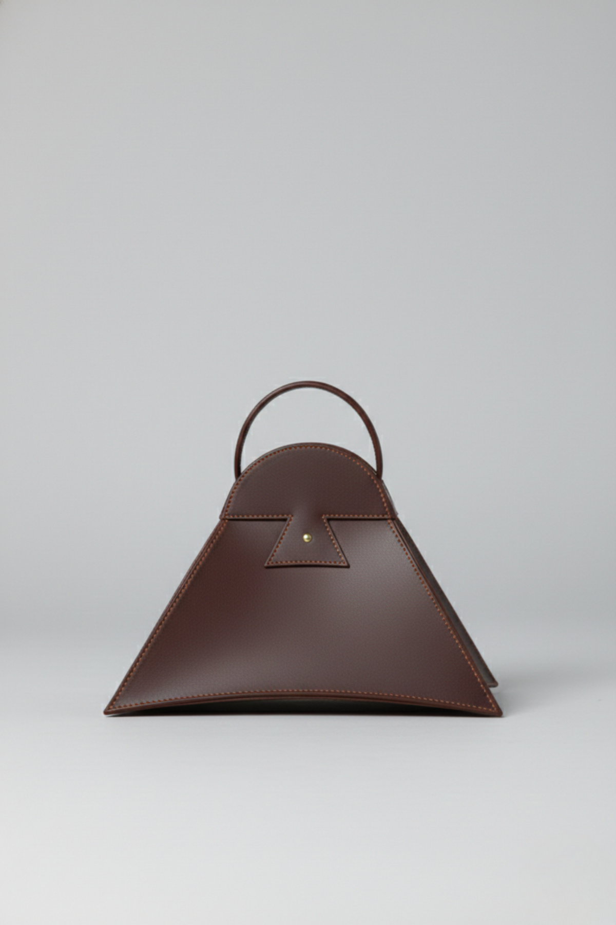 Cartera Estribo de cuero marrón hecha en Italia con diseño estructurado inspirado en el estribo peruano | Claudia Bertolero