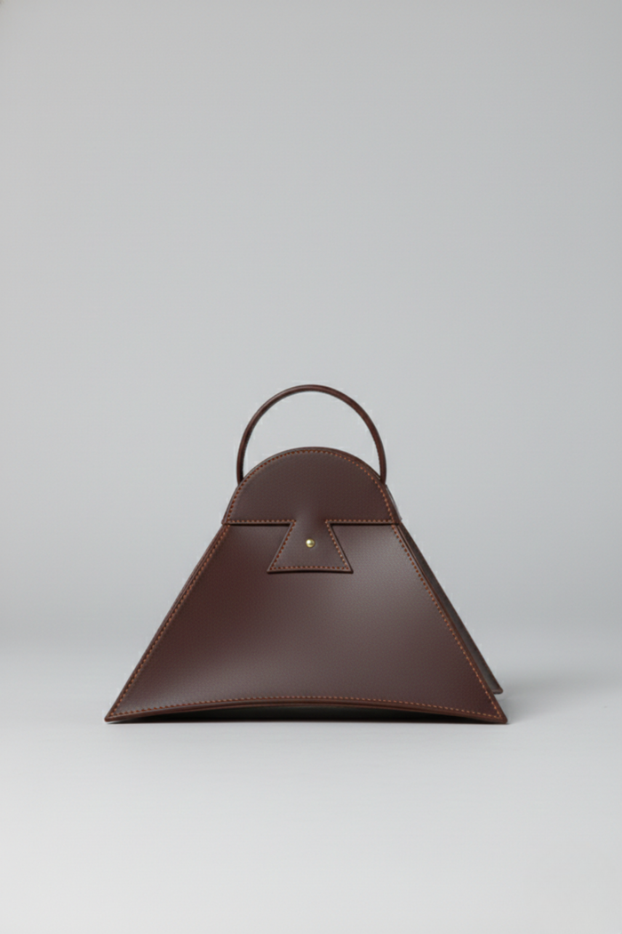 Cartera Estribo de cuero marrón hecha en Italia con diseño estructurado inspirado en el estribo peruano | Claudia Bertolero