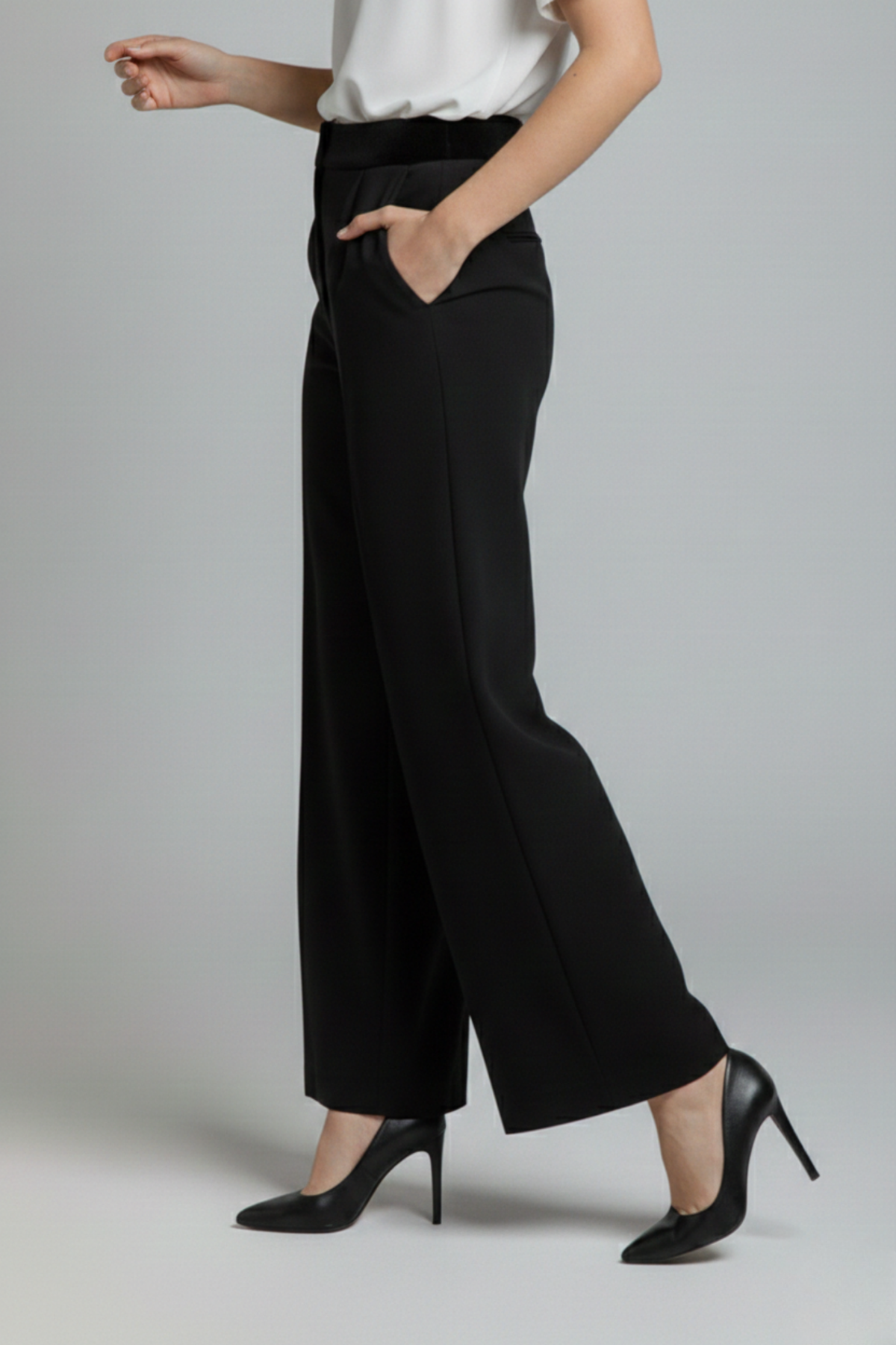Pantalón Tuxedo negro en tela milán con silueta recta, pretina de terciopelo y bolsillos laterales, vista lateral | Claudia Bertolero