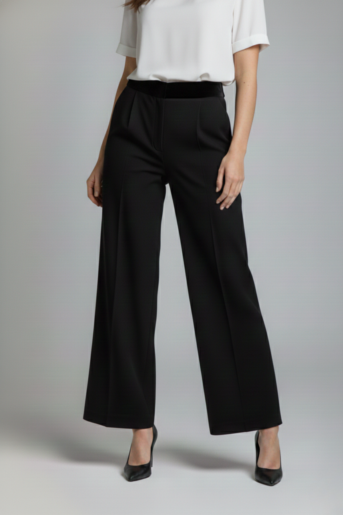 Pantalón Tuxedo negro en tela milán con corte recto y pretina de terciopelo, vista frontal | Claudia Bertolero