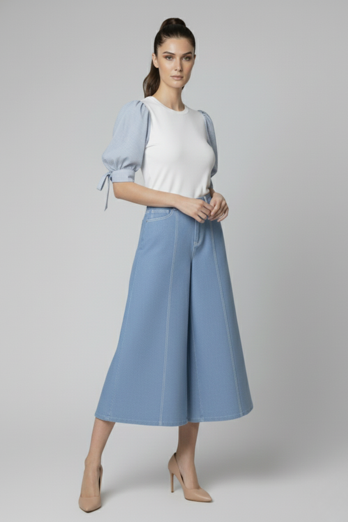 Pantalón Zara celeste en gabardina light con diseño corto y pierna amplia, bolsillos delanteros y silueta moderna, vista frontal | Claudia Bertolero