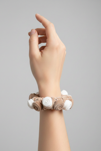 Collete Rosa de terciopelo beige con delicadas rosas decorativas, ideal para elevar peinados simples con un toque romántico | Claudia Bertolero