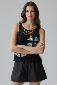 Top Estribo negro de crochet en algodón mercerizado con estribos en cuero vista frontal | Claudia Bertolero