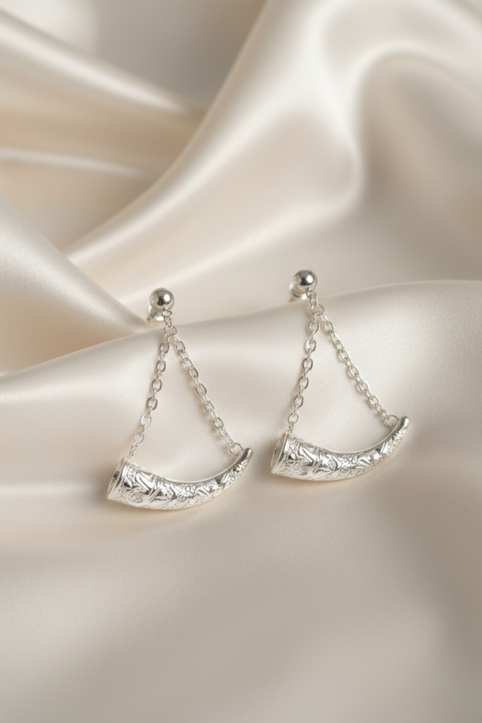 Pendientes de plata 950 en forma de cuerno con cadena y movimiento fluido artesanal | Claudia Bertolero