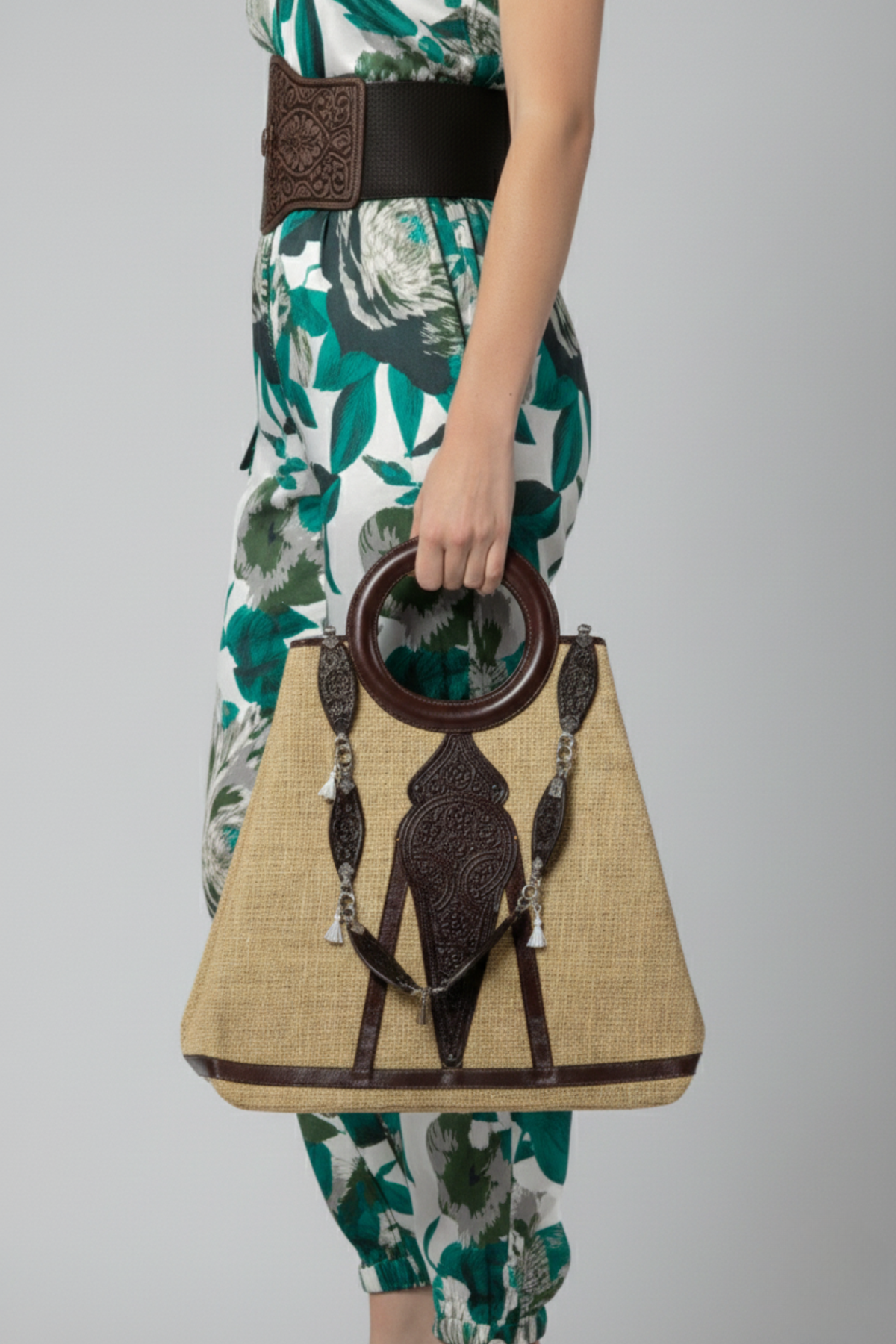 Cartera Florón de yute natural con asa circular de cuero y detalles ecuestres inspirados en el Caballo Peruano de Paso | Claudia Bertolero