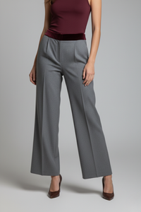 Pantalón Tuxedo gris en tela milán con pretina de terciopelo burdeos y silueta recta elegante, vista frontal | Claudia Bertolero