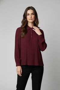 Blusa Claude de gasa plisada borgoña con caída fluida y diseño elegante | Claudia Bertolero