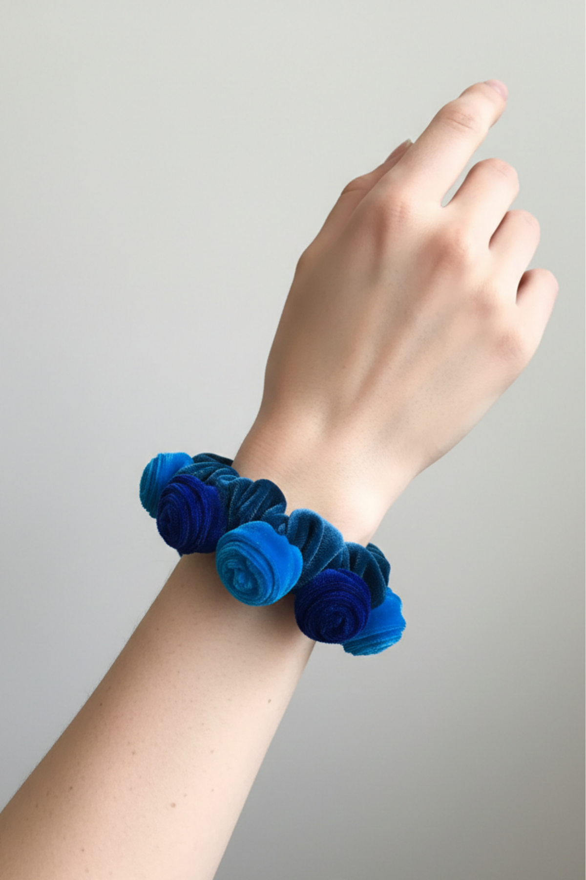 Collete Rosa de terciopelo beige con delicadas rosas decorativas, ideal para elevar peinados simples con un toque romántico | Claudia Bertolero