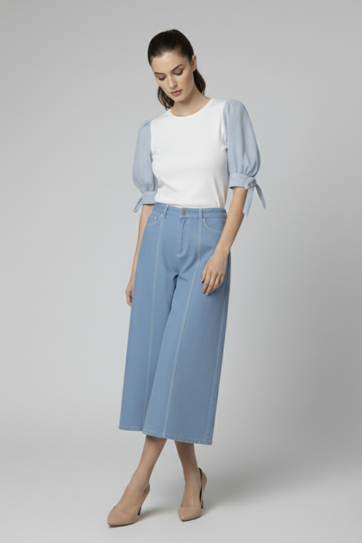 Pantalón Zara celeste en gabardina light con pierna amplia y diseño contemporáneo, combinado con la blusa Balloon de mangas abullonadas, vista tres cuartos | Claudia Bertolero